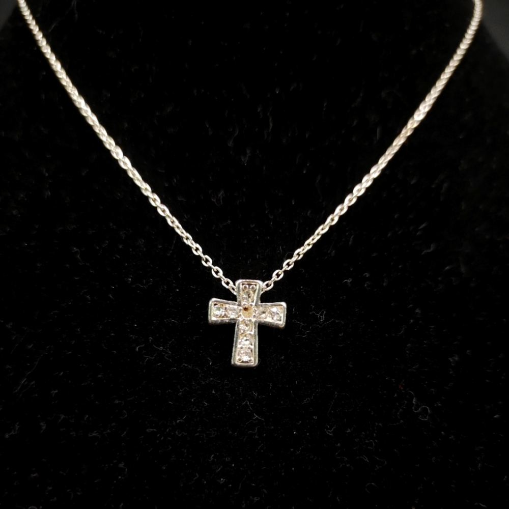 Necklaces with cross pendant